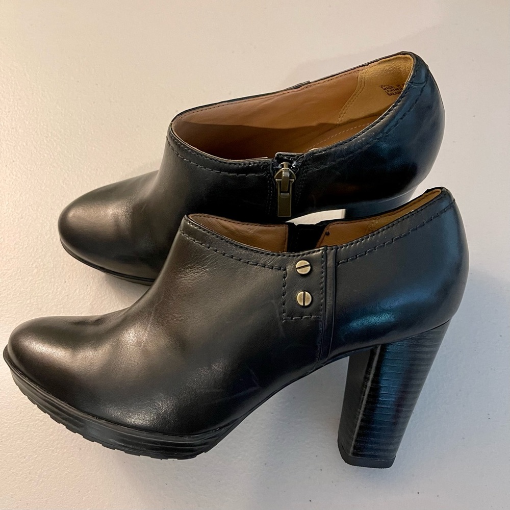 Clarks (Artisan), Size 7.5M, Black Leather Boot-Look Shoe with 3.5 Inch Heel